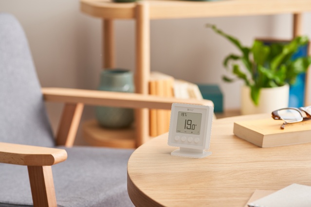 Tybox control white posé en ambiance sur un bureau