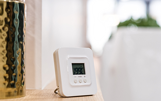 Un thermostat connecté c'est un logement toujours confortable et des économies d'énergie assurées.
