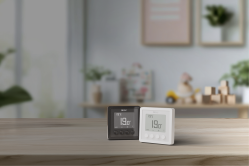 deux boîtiers d'ambiance posés en ambiance : tybox control black et tybox control white