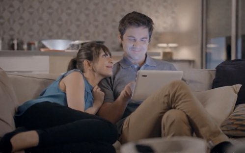 Couple utilisant l'application TYDOM sur tablette