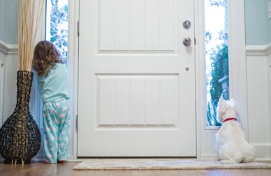 Enfant à l'intérieur d'une maison sécurisée